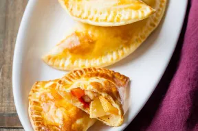 Empanadas au poulet pimenté et à la Raclette RichesMonts