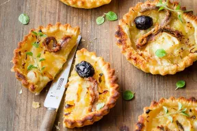 Tartelettes aux oignons caramélisés, anchois et fromage pour Tartiflette RichesMonts