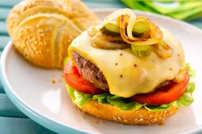 Hamburger au fromage à Raclette RichesMonts